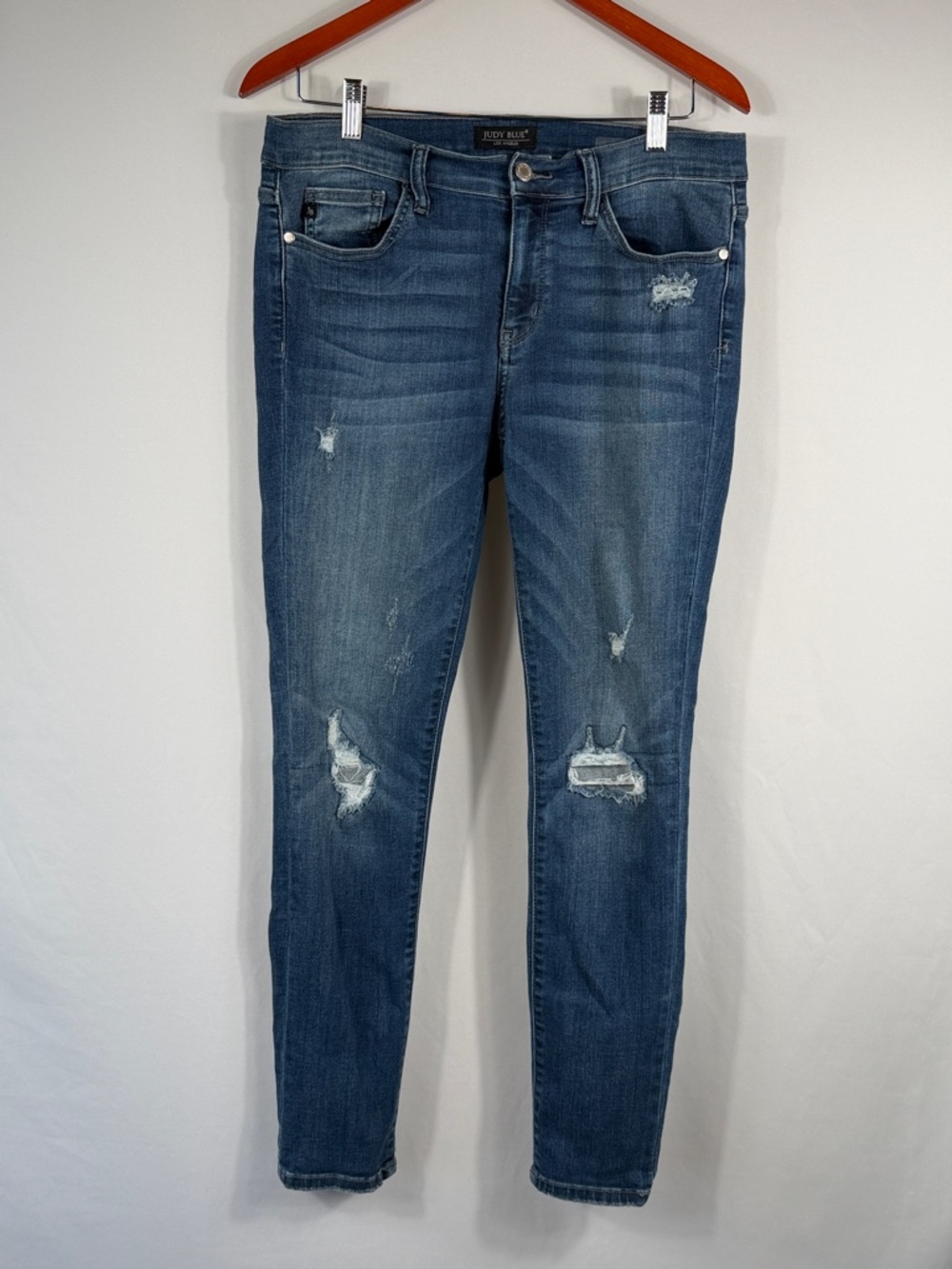 Judy Blue Distressed Dark Blue Skinny Jeans. Womens size 13/31. Inseam 28”